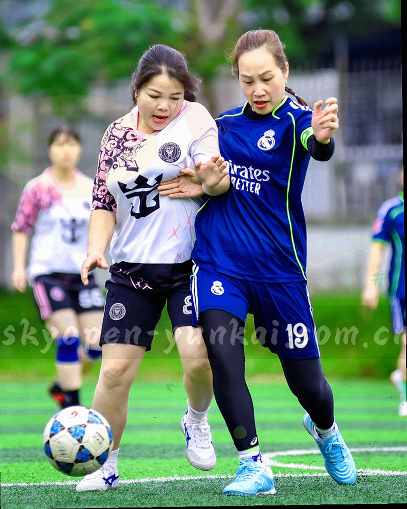 竖向裁切的夜间赛场灯光与冷色看台，局部有信号橙色光点